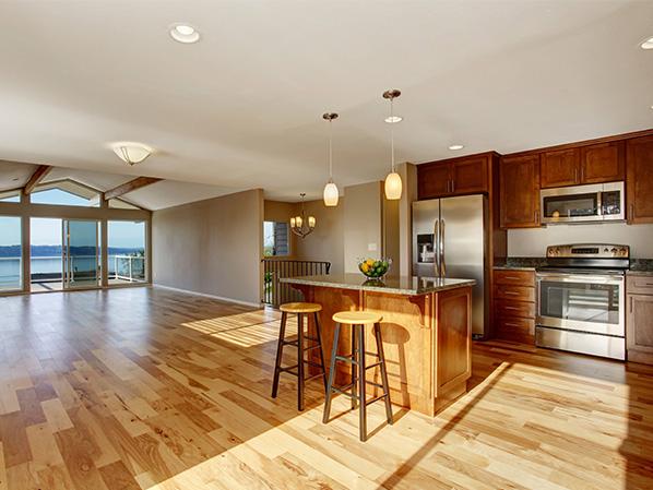 嘉業(yè)地板品種齊全，成品倉(cāng)庫(kù)儲(chǔ)備充足，供貨準(zhǔn)時(shí)穩(wěn)定！